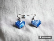 Niebieskie mieniące się kolczyki serca w stylu Minecraft. Walentynki.