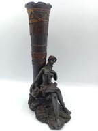 Kobieta siedząca pod kolumną ciekawy świecznik/wazonik - vintage