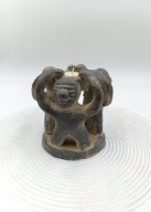 Ludzie trzymający palenisko, rewelacyjny świecznik z Peru 14,5cm
