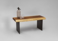 Stolik z drewna orzecha i czarnej blachy