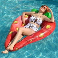 Materac do pływania z zanurzającą się w wodzie siatką. Truskawkowa ochłoda!