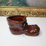 Ceramiczny bucik ze sznurowaniem – figurka z pojemniczkiem – 11 cm