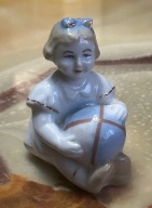 DZIEWCZYNKA Z PIŁKĄ PORCELANOWA FIGURKA