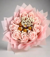 BUKIET Z KWIATÓW MYDLANYCH Z CZEKOLADKAMI LINDT NA KOMUNIĘ DLA DZIEWCZYNKI