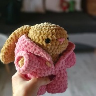 Maskotka Pluszowa Króliczek W Kubraczku Handmade - Amigurumi Na Szydełku