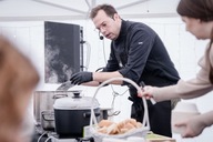 Fartuch z autografem Jakuba Kuronia i torba Wolumen tu kupuje dla WOŚP