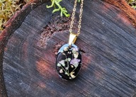 Wisiorek z żywicy z gipsówką i płatkami złota