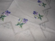 Obrus z haftem we fiołki + mereżka - 80 cm x 80 cm