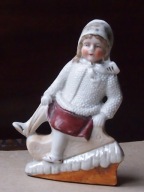 Dziewczynka na sankach - stara niem. porcelana.