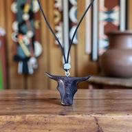 Naszyjnik drewniany handmade „Głowa Byka” – buk, 50 cm, skórzany rzemień
