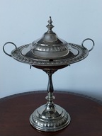 Cukiernica na stopie z nakrywką