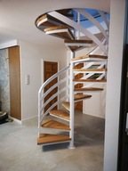 Schody kręcone na słupie- balustrady kute