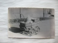 WÓZEK Z DZIECKIEM stara FOTOGRAFIA 1961