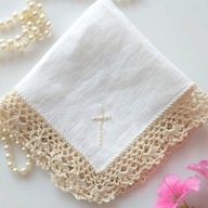 Szatka do chrztu z lnu z koronką ecru z krzyżykiem, z haftem ,