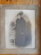 Kobieta w czerni. Wielka fotografia 44 x 53,5 cm