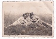 Żołnierze z dziewczyną przed łanem zboża