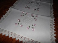 Piękny bieżnik z haftem + koronka , róze - 41 cm x 84 cm