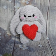 Królik z serduszkiem - maskotka na szydełku handmade