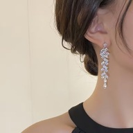 KOLCZYKI DŁUGIE WISZĄCE DIAMENTY sylwestrowe SEXY trójkąty frędzle ŚLUBNE