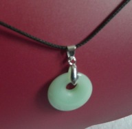 Jasno zielony jadeit, kółko z dziurką, delikatny wisiorek uniseks
