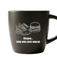 Kubek matowy czarny BIEGNĘ ŻEBY JEŚĆ WIĘCEJ biały środek grawer 290 ml