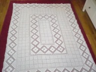 Biały kołkowy obrus.