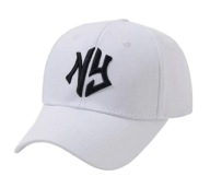 Czapka z daszkiem z haftem