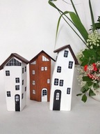 Małe krzywe domki - dekoracja przyciągająca wzrok.