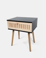 Czarna szafka nocna z elementami drewna – modny dodatek do sypialni