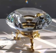 Kamień szlachetny szklany diament wielki brylant kryształ bezbarwny