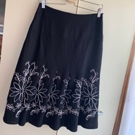 38 M spódnica fałdy plisy len czarna haft kwiaty