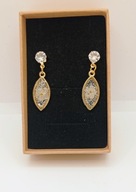 Złote kolczyki wiszące z niezapominajką na złotym tle.