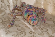 Kameleon na szydełku – ręcznie wykonana maskotka