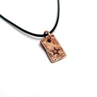 Malutki wisiorek z miedzi z gwiazdą.