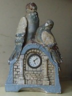 Gołąbki na obudowie zegara.