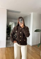 BRĄZOWY KARDIGAN Z WYSOKĄ JAKOŚCIĄ OKUĆ I ZŁOTYMI NITKAMI