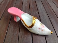 KOLEKCJONERSKA FIGURKA PORCELANOWA BUT BUCIK - SYGNATURA