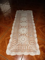 Beżowy bieżnik koronkowy