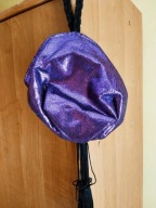 Fajna fikuśna fioletowa torebka Andy's z pomponem