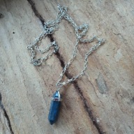 Naszyjnik zawieszka lapis lazuli obelisk oprawa łańcuszek