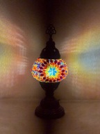 Lampa stołowa w kolorze mozaiki, zdobiona motywami tureckimi.