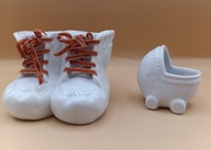 Buciki i wózek dla maleństwa białe pojemniczki z Porcelany - śliczne