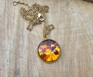 Wisiorek z żywicy z bursztynami