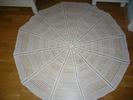 Biały kordonkowy obrus.