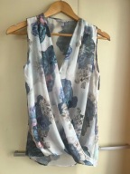 36 S 34 XS H&M bluzka w kwiaty róże zakładany przód