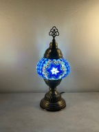 Lampa stołowa w kolorze mozaiki, zdobiona motywami tureckimi.