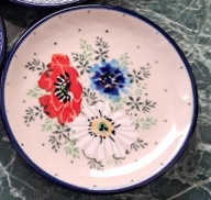 PODSTAWKA TALERZYK 10CM Z MAKIEM I RUMIANKIEM (DEK 2511) BOLESŁAWIEC