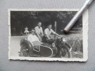 JAWORZYNA ŚLĄSKA STARY MOTOCYKL z bocznym wózkiem 1948 STARA FOTOGRAFIA