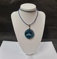 Zawieszka z agatu w odcieniach niebieskich o wyraźnym rysunku warstwowym.