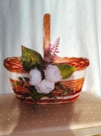 Koszyk wielkanocny zdobiony kwiatami